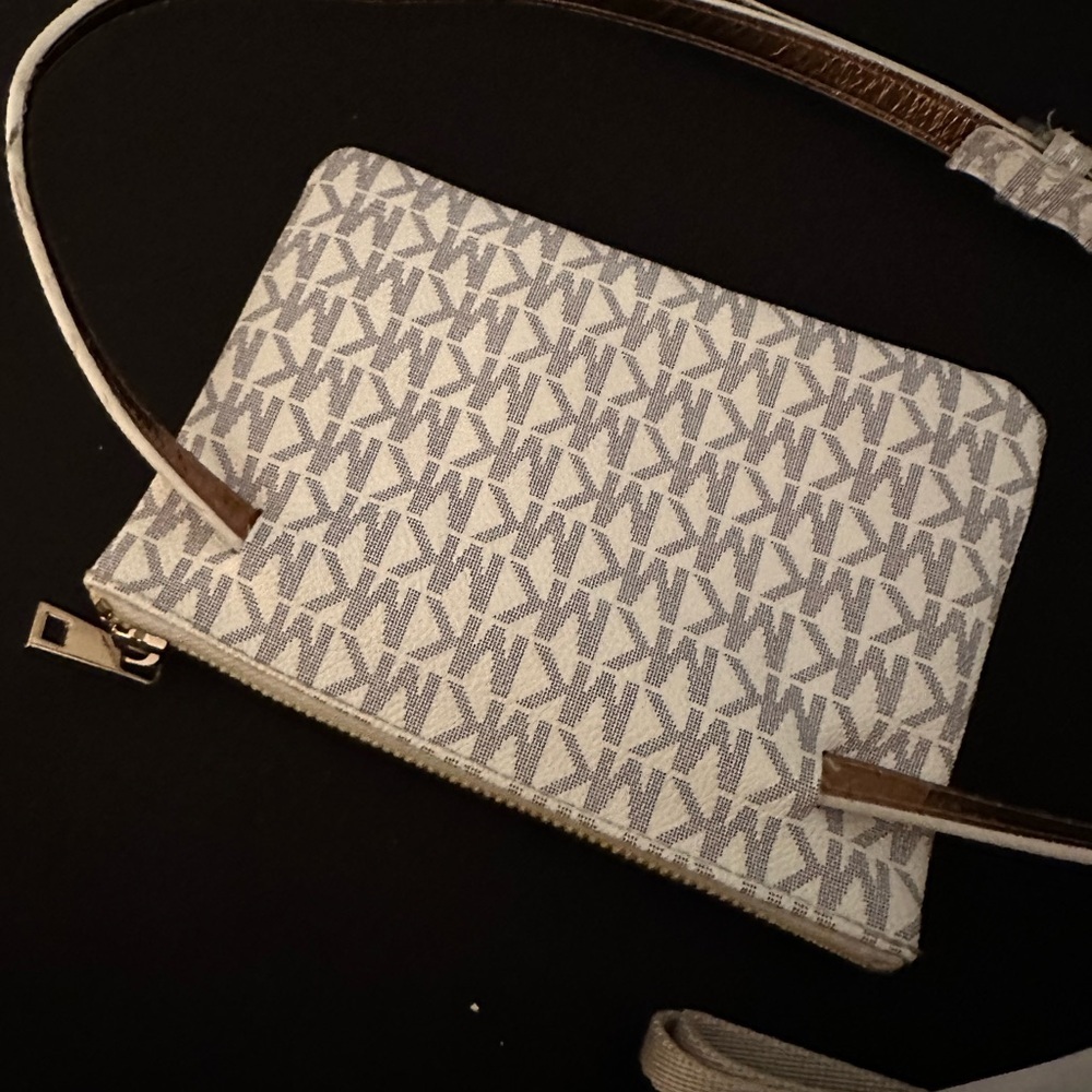 Michael Kors Stylish White Patterned Waist-Belted Bag belt is 33” - Picture 4 of 16